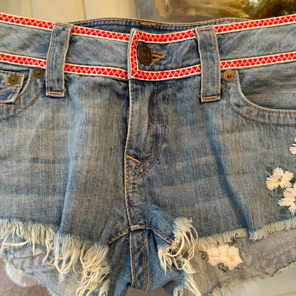 True Religion Joey Flower Child Denim Shorts with Red Accents and flowers Sz 31